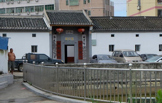 何氏宗祠(庐江堂)