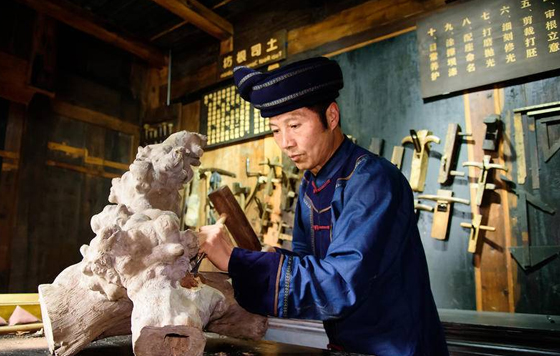 “何氏根雕”何平的“土司根坊”