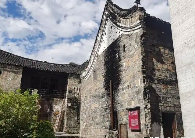 阳山古村何氏家族