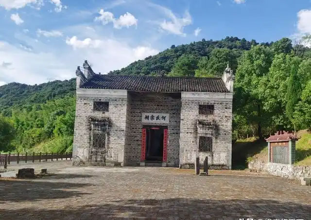 阳山古村何氏家族