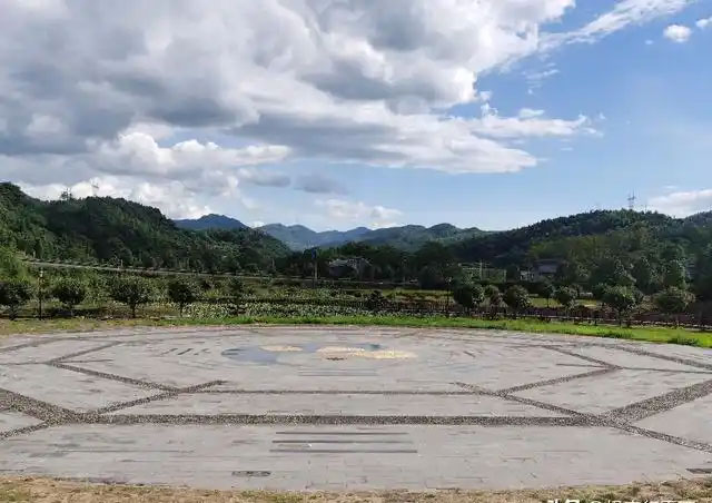 阳山古村何氏家族