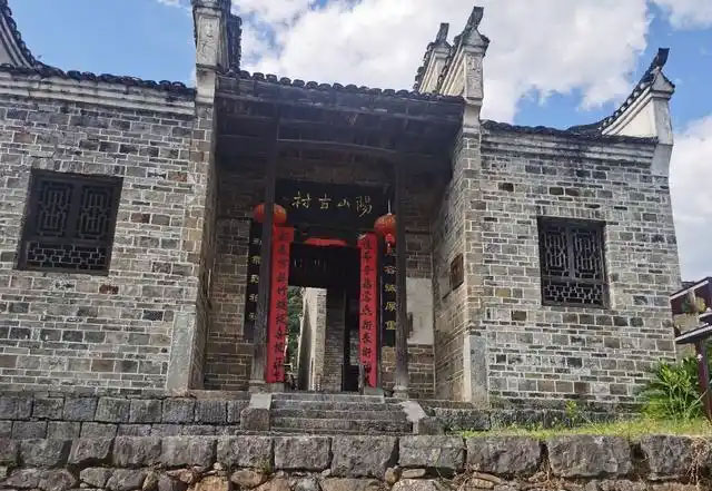 阳山古村何氏家族