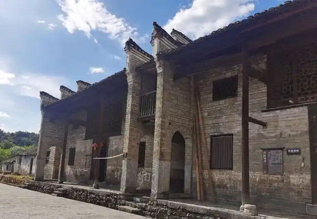 阳山古村何氏家族