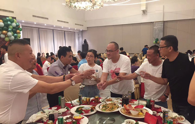 何氏家族慈善基金会