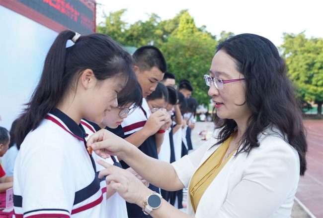 何氏三姐妹奖学金